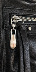 Bolso negro Y2K con detalles plateados y correa ajustable