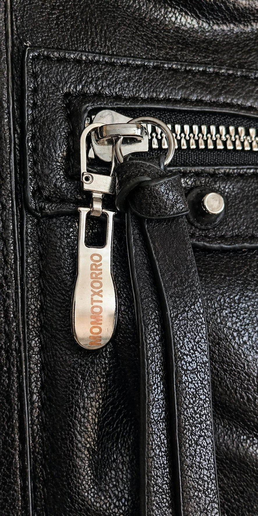 Bolso negro Y2K con detalles plateados y correa ajustable