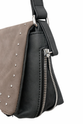Bolso negro y gris Y2K con detalles plateados y correa ajustable