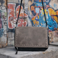 Bolso negro y gris Y2K con detalles plateados y correa ajustable
