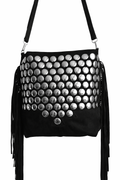 Bolso negro Y2K con remaches plateados y flecos largos
