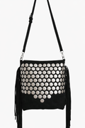 Bolso negro Y2K con remaches plateados y flecos largos