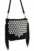 Bolso negro Y2K con remaches plateados y flecos largos