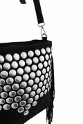 Bolso negro Y2K con remaches plateados y flecos largos