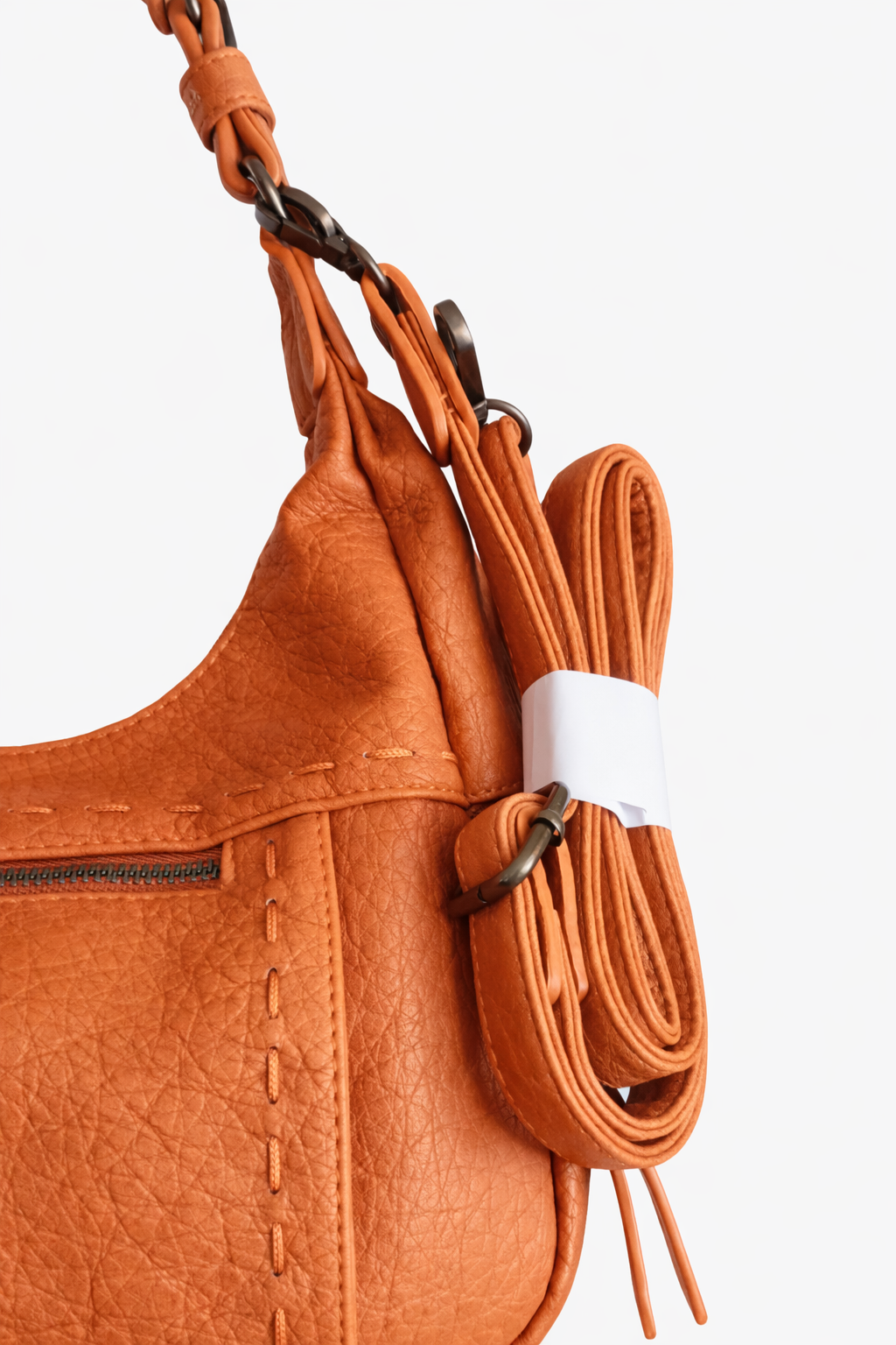 Bolso marrón Y2K con detalles plateados y correa ajustable
