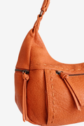 Bolso marrón Y2K con detalles plateados y correa ajustable