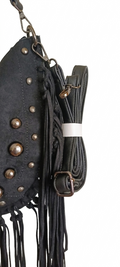 Bolso negro Y2K con remaches plateados y flecos largos
