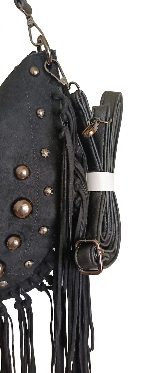 Bolso negro Y2K con remaches plateados y flecos largos