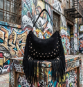 Bolso negro Y2K con remaches plateados y flecos largos