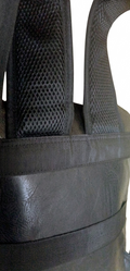 Mochila negra Y2K con pinchos plateados y múltiples compartimentos
