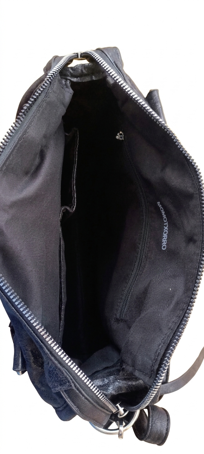 Bolso negro Y2K con detalles plateados y correa ajustable