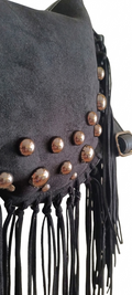 Bolso negro Y2K con remaches plateados y flecos largos