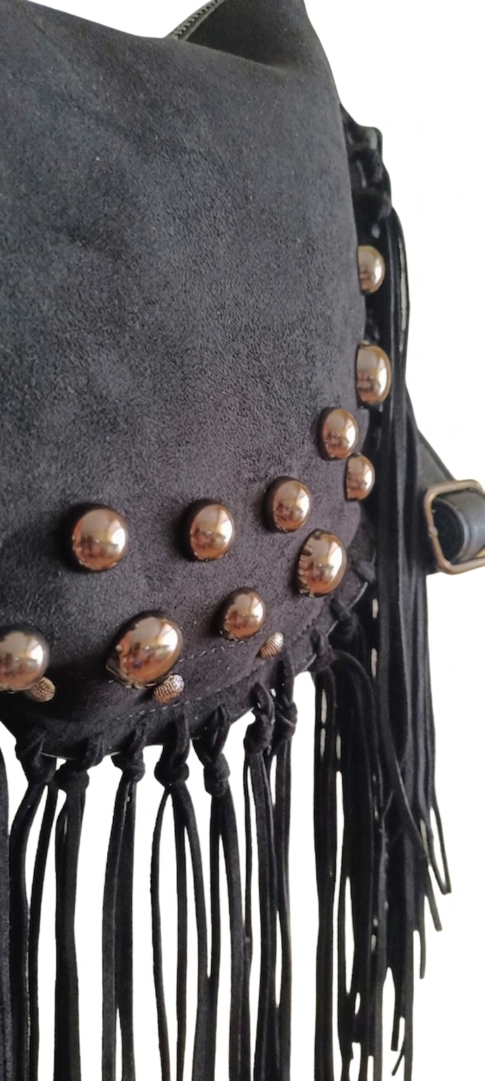 Bolso negro Y2K con remaches plateados y flecos largos