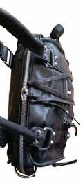 Bolso negro Y2K con detalles plateados y correa ajustable