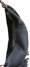 Bolso negro Y2K con remaches plateados y flecos largos