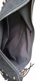 Bolso negro Y2K con remaches plateados y flecos largos