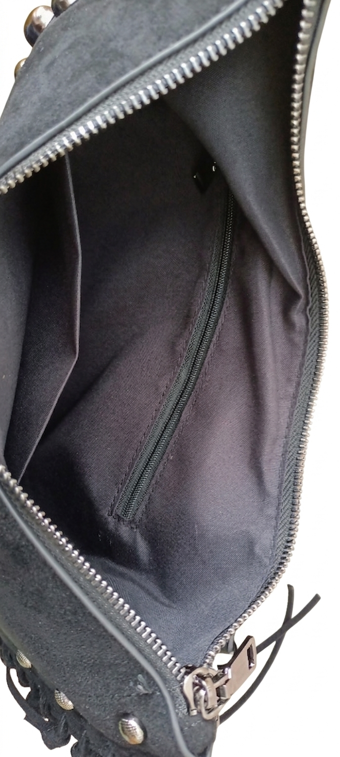 Bolso negro Y2K con remaches plateados y flecos largos