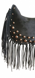 Bolso negro Y2K con remaches plateados y flecos largos