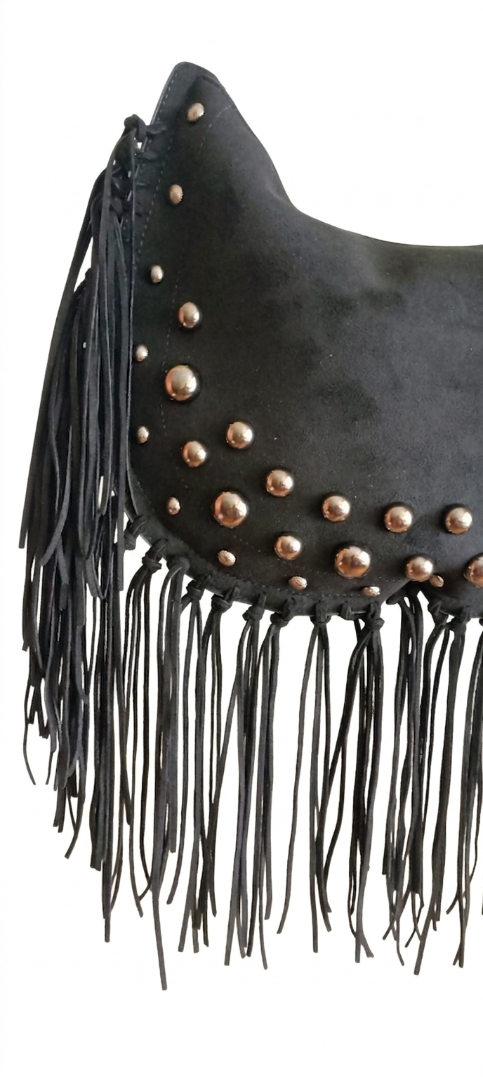 Bolso negro Y2K con remaches plateados y flecos largos