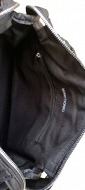 Bolso negro Y2K con detalles plateados y correa ajustable