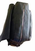 Mochila negra Y2K con pinchos plateados y múltiples compartimentos