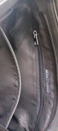 Bolso negro y gris Y2K con detalles plateados y correa ajustable