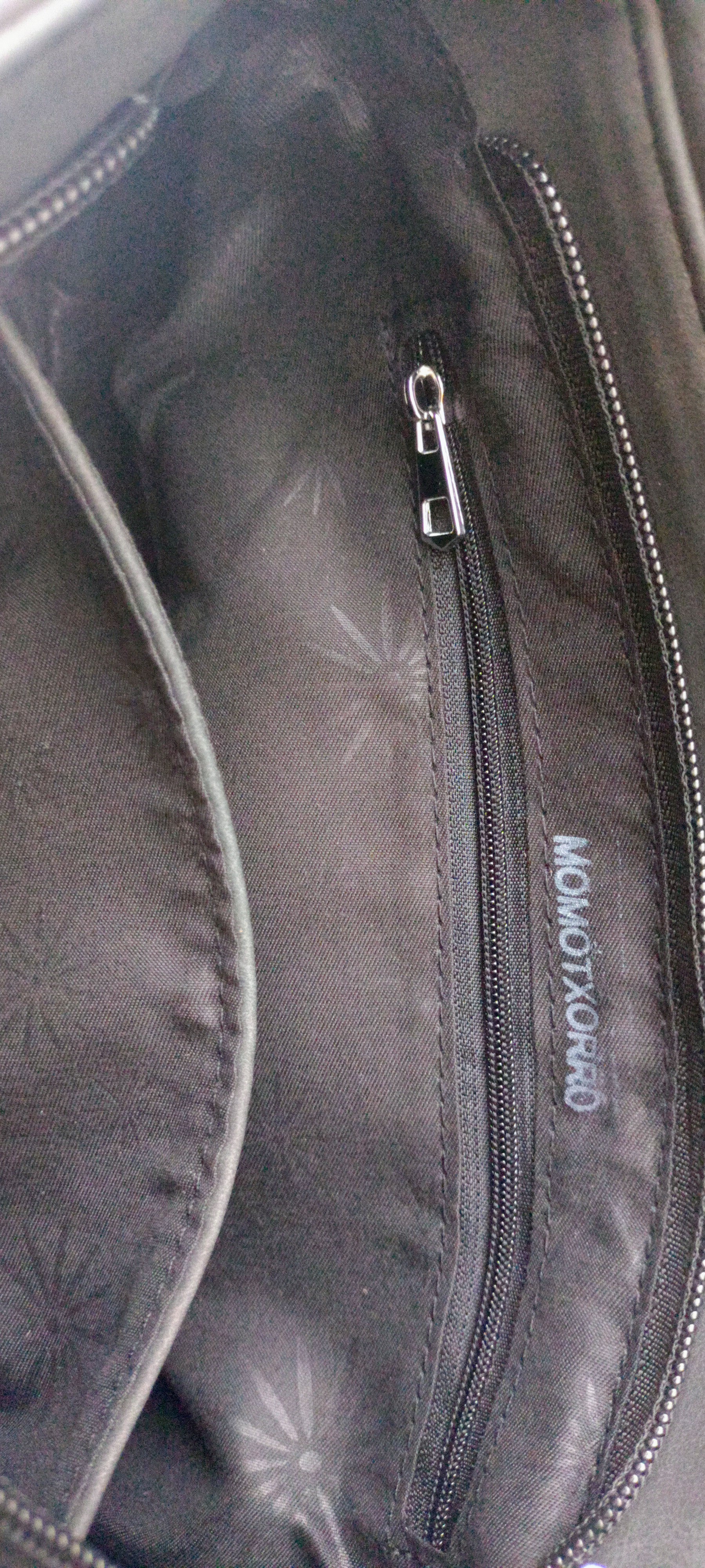 Bolso negro y gris Y2K con detalles plateados y correa ajustable