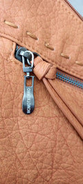 Bolso marrón Y2K con detalles plateados y correa ajustable