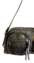 Bolso negro Y2K multibolsillos con detalles metálicos y correa ajustable