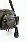 Bolso negro Y2K multibolsillos con detalles metálicos y correa ajustable