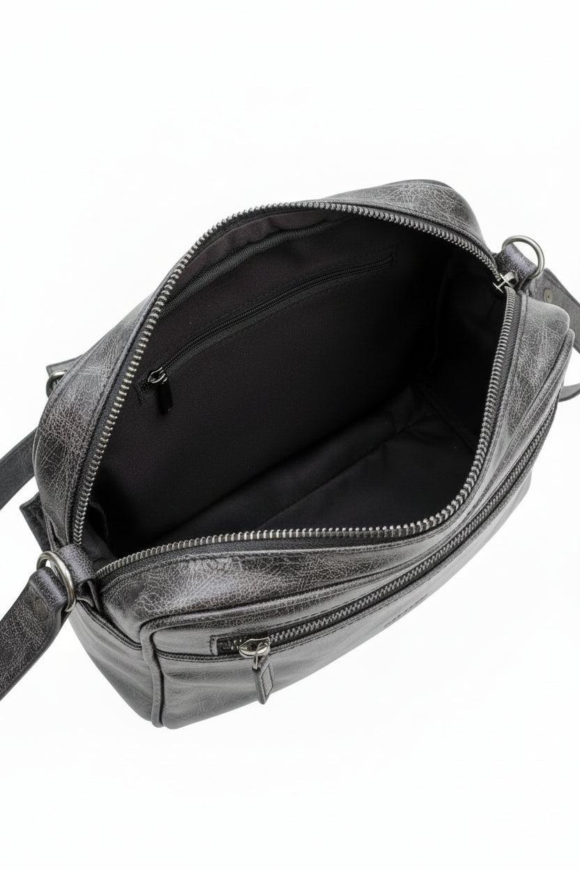 Bolso negro Y2K multibolsillos con detalles metálicos y correa ajustable