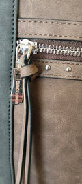 Mochila antirrobo negra y gris Y2K con detalles metálicos plata