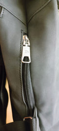 Mochila antirrobo negra y gris Y2K con detalles metálicos plata