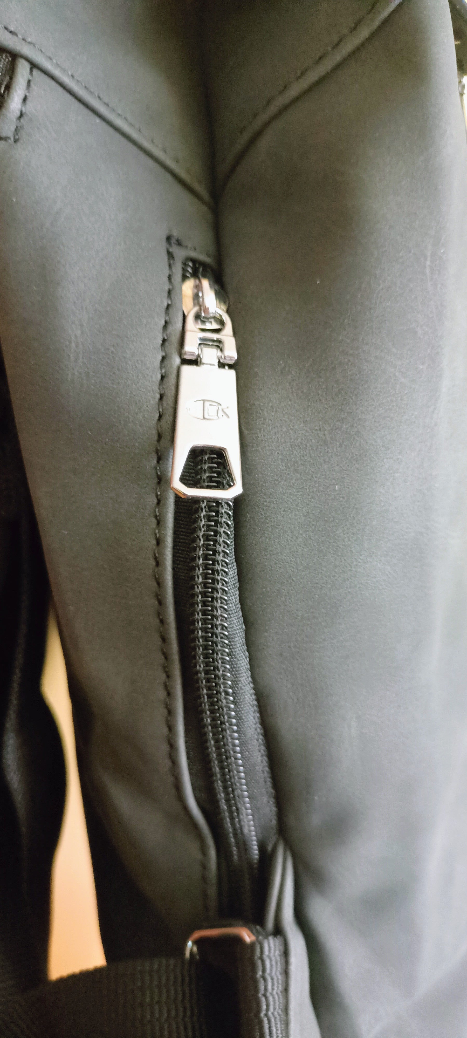 Mochila antirrobo negra y gris Y2K con detalles metálicos plata