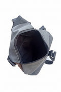 Mochila antirrobo negra y gris Y2K con detalles metálicos plata