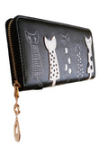 Cartera negra Y2K con detalles dorados y adorno de gatos