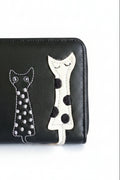 Cartera negra Y2K con detalles dorados y adorno de gatos
