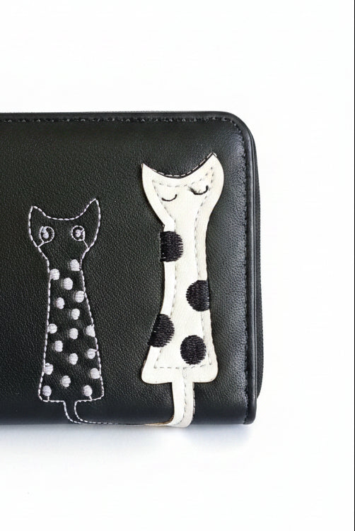 Cartera negra Y2K con detalles dorados y adorno de gatos
