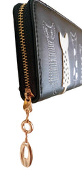 Cartera negra Y2K con detalles dorados y adorno de gatos