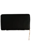 Cartera negra Y2K con detalles dorados y adorno de gatos