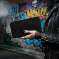Cartera negra estilo ante Y2K con detalles plateados