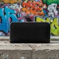 Cartera negra estilo ante Y2K con detalles plateados