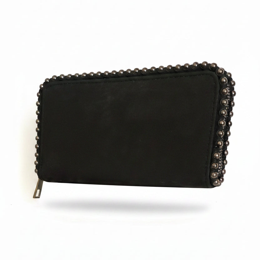 Cartera negra estilo ante Y2K con detalles plateados