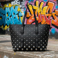 Bolso negro Y2K con tachuelas plateadas y correa ajustable