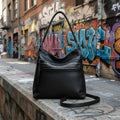 Bolso negro Y2K con cremalleras y detalles metálicos