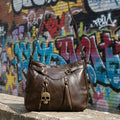 Bolso marrón oscuro Y2K con calavera y herrajes oro viejo