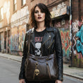 Bolso marrón oscuro Y2K con calavera y herrajes oro viejo