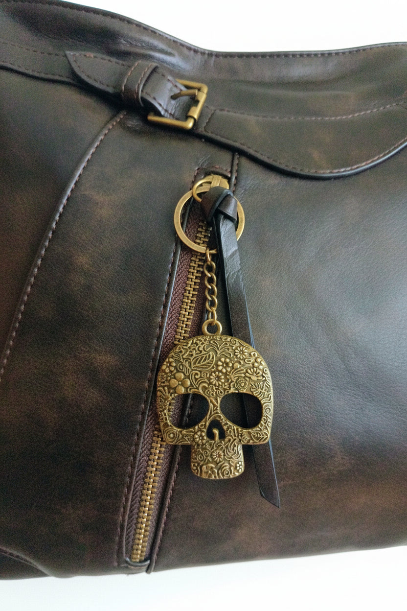 Bolso marrón oscuro Y2K con calavera y herrajes oro viejo