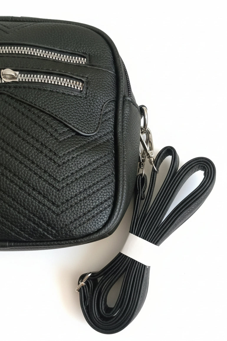 Bolso negro Y2K con corazón alado y detalles metálicos