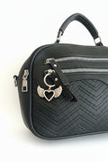 Bolso negro Y2K con corazón alado y detalles metálicos